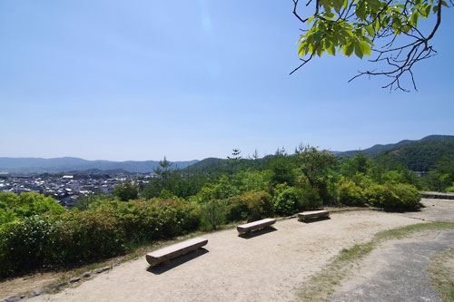 船岡山山上とそこから見た京都市街（左）と左大文字