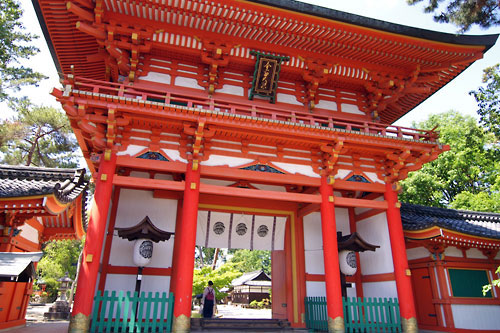 京都紫野の今宮神社の楼門