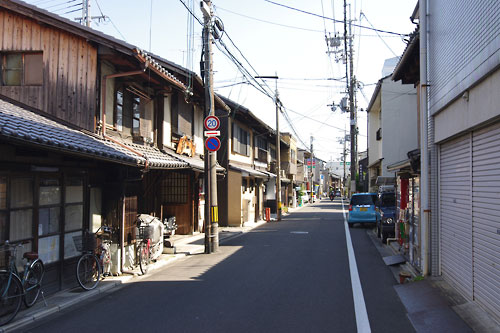 古い町家が軒を連ねる紫野の街並み