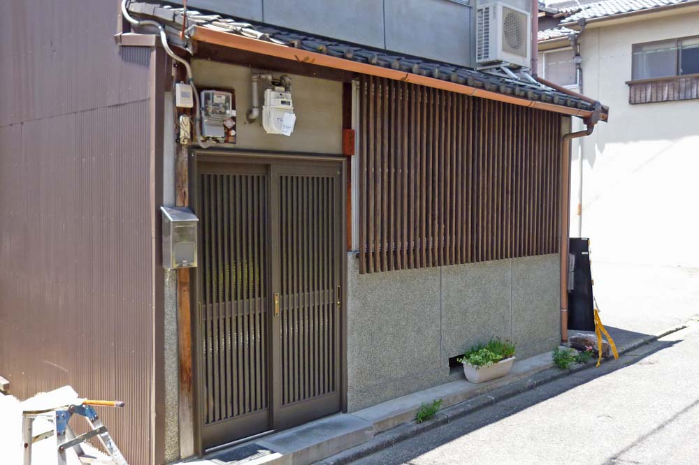 京都長尾工務店が手がけた町家玄関戸＆窓格子改装