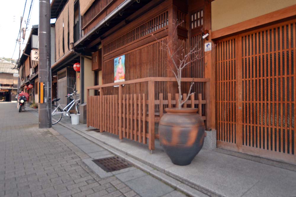 祇園の街とお茶屋の駒寄（施工後）