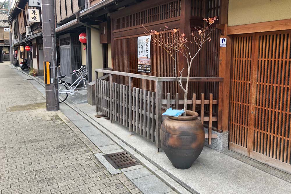 祇園の街とお茶屋の駒寄（施工前）